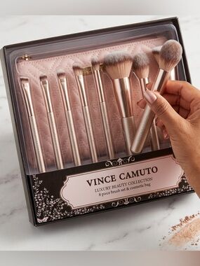 Vince Camuto Makeup Brush Set, 8 pieces with Cosmetic bag New